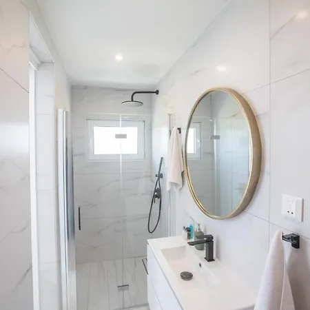 Artizan Seafront 5 Villa *