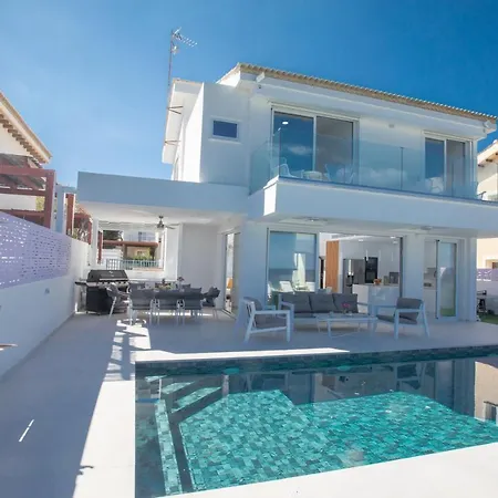 Artizan Seafront 5 Villa